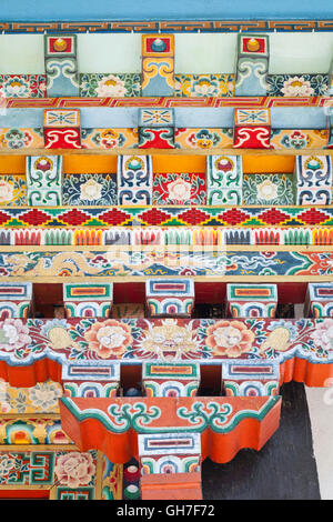 Détails architecturaux colorés des fenêtres du monastère de Shéchèn près de Boudhanath, Katmandou, Népal Banque D'Images