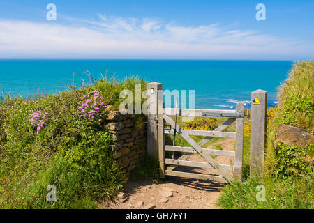 Une porte sur le chemin de la côte sud-ouest donnant sur l'océan Atlantique près de Abbotsham, North Devon, Angleterre. Banque D'Images