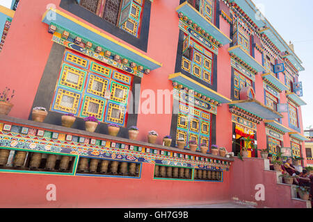 Détails architecturaux colorés des fenêtres du monastère de Shéchèn près de Boudhanath, Katmandou, Népal Banque D'Images