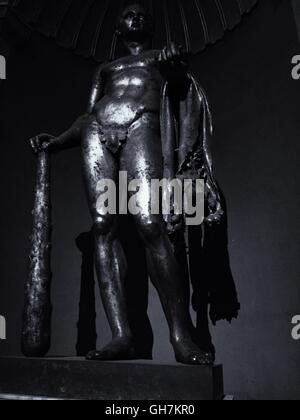 Musée du Vatican, Rome, Italie, le doré bronze statue d'Hercule du théâtre de pompée dans la chambre ronde, Sala Rotonda. Banque D'Images