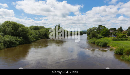 Rivière Wye fonctionnant grâce à Ross-on-Wye Herefordshire Angleterre uk une petite ville de marché sur la rivière Wye près de Dean Forest en été Banque D'Images