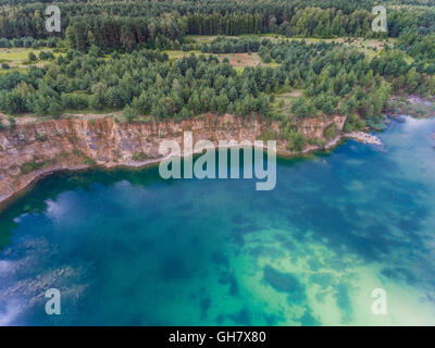 Blue Laggon voir d'en haut dans la vieille mine de sable en Pologne. Banque D'Images