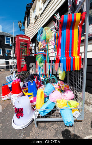 L'Angleterre, Broadstairs. Monument en bois blanc avec Boathouse téléphone rouge fort à l'extérieur. Les couleurs de l'image des droits de l'enfant des jouets de plage à vendre à l'extérieur. Banque D'Images