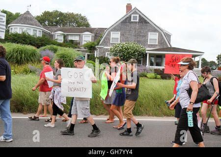 Osterville, Massachusetts, USA. 6 Août, 2016. Mars des manifestants lors d'un rassemblement républicain candidat adverse, Donald Trump, près de l'homme d'une collecte de William Koch sera l'hôte pour Trump. Crédit : Susan Pease/Alamy Live News Banque D'Images