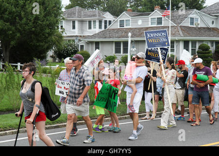 Osterville, Massachusetts, USA. 6 Août, 2016. Mars des manifestants lors d'un rassemblement républicain candidat adverse, Donald Trump, près de l'homme d'une collecte de William Koch sera l'hôte pour Trump. Crédit : Susan Pease/Alamy Live News Banque D'Images