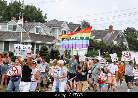 Osterville, Massachusetts, USA. 6 Août, 2016. Mars des manifestants lors d'un rassemblement républicain candidat adverse, Donald Trump, près de l'homme d'une collecte de William Koch sera l'hôte pour Trump. Crédit : Susan Pease/Alamy Live News Banque D'Images