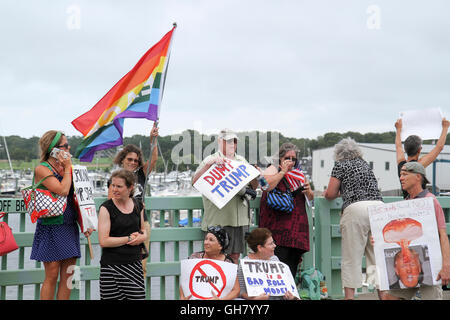 Osterville, Massachusetts, USA. 6 Août, 2016. Les manifestants lors d'un rassemblement républicain candidat adverse, Donald Trump, près de l'homme d'une collecte de William Koch sera l'hôte pour Trump. Crédit : Susan Pease/Alamy Live News Banque D'Images