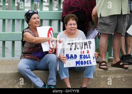 Osterville, Massachusetts, USA. 6 Août, 2016. Tenir les manifestants s'opposant à signes candidat présidentiel républicain Donald Trump, près d'une levée de fonds d'affaires William Koch sera l'hôte pour Trump. Crédit : Susan Pease/Alamy Live News Banque D'Images