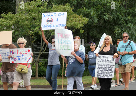 Osterville, Massachusetts, USA. 6 Août, 2016. En opposition à mars manifestants candidat républicain Donald Trump, près d'une levée de fonds d'affaires William Koch sera l'hôte pour Trump. Crédit : Susan Pease/Alamy Live News Banque D'Images