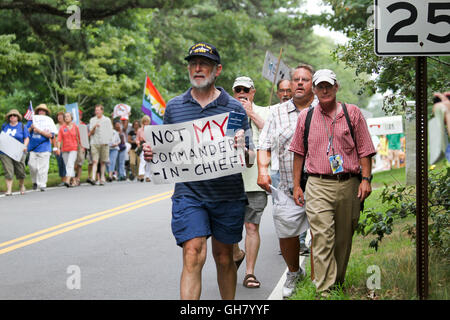 Osterville, Massachusetts, USA. 6 Août, 2016. En opposition à mars manifestants candidat républicain Donald Trump, près d'une levée de fonds d'affaires William Koch sera l'hôte pour Trump. Crédit : Susan Pease/Alamy Live News Banque D'Images