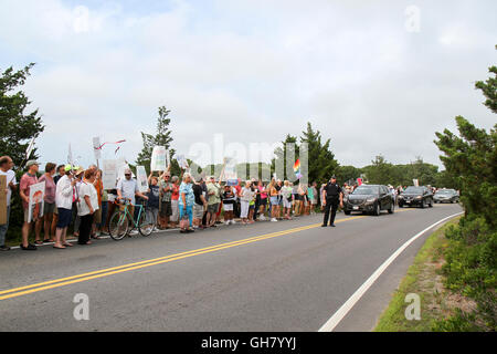 Osterville, Massachusetts, USA. 6 Août, 2016. Tenir les manifestants s'opposant à signes candidat présidentiel républicain Donald Trump, près d'une levée de fonds d'affaires William Koch sera l'hôte pour Trump. Crédit : Susan Pease/Alamy Live News Banque D'Images