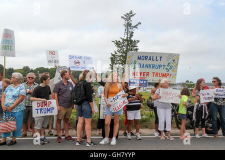 Osterville, Massachusetts, USA. 6 Août, 2016. Tenir les manifestants s'opposant à signes candidat présidentiel républicain Donald Trump, près d'une levée de fonds d'affaires William Koch sera l'hôte pour Trump. Crédit : Susan Pease/Alamy Live News Banque D'Images