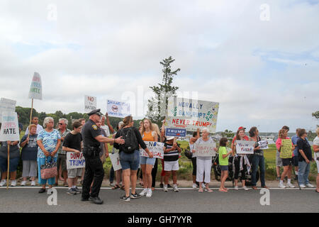 Osterville, Massachusetts, USA. 6 Août, 2016. Tenir les manifestants s'opposant à signes candidat présidentiel républicain Donald Trump, près d'une levée de fonds d'affaires William Koch sera l'hôte pour Trump. Crédit : Susan Pease/Alamy Live News Banque D'Images