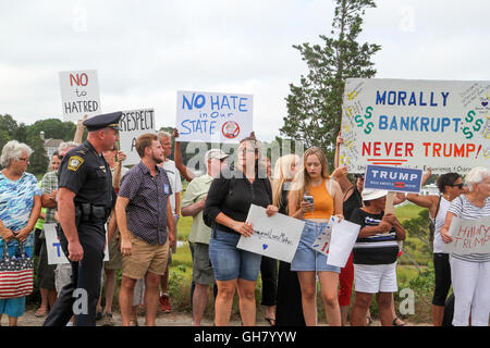 Osterville, Massachusetts, USA. 6 Août, 2016. Tenir les manifestants s'opposant à signes candidat présidentiel républicain Donald Trump, près d'une levée de fonds d'affaires William Koch sera l'hôte pour Trump. Crédit : Susan Pease/Alamy Live News Banque D'Images