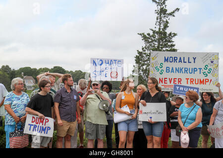 Osterville, Massachusetts, USA. 6 Août, 2016. Tenir les manifestants s'opposant à signes candidat présidentiel républicain Donald Trump, près d'une levée de fonds d'affaires William Koch sera l'hôte pour Trump. Crédit : Susan Pease/Alamy Live News Banque D'Images