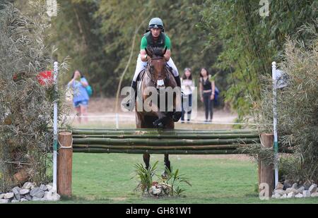 Rio de Janeiro, Brésil. 8 Août, 2016. Clôture 26. Mark Kyle (IRL) équitation JEMILLA. Equestrian Eventing Cross Country (XC). Centre Équestre Olympique. Deodoro. Credit : Sport en images/Alamy Live News Banque D'Images