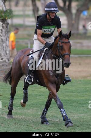 Rio de Janeiro, Brésil. 8 Août, 2016. Mark Todd (NZL) équitation LEONIDIS II. Equestrian Eventing Cross Country (XC). Centre Équestre Olympique. Deodoro. Credit : Sport en images/Alamy Live News Banque D'Images