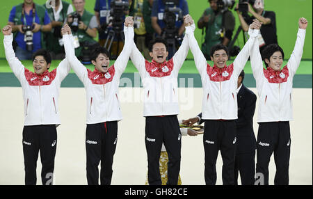 Rio de Janeiro, Brésil. 8 Août, 2016. Médaillés d'athlètes japonais assister à la cérémonie de remise de l'équipe masculine de gymnastique artistique finale au Jeux Olympiques de Rio 2016 à Rio de Janeiro, Brésil, le 8 août 2016.  ?Xinhua/Zheng Huansong ?(xr) Credit : Xinhua/Alamy Live News Banque D'Images