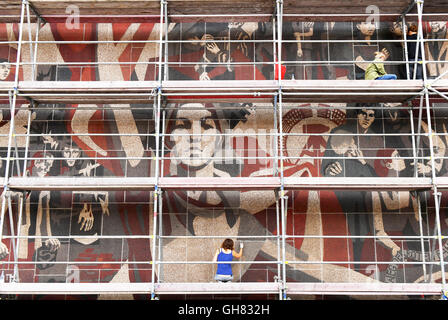 Dresde, Allemagne. 4e août 2016. Les étudiants travaillant sur la fresque "Der Weg der Roten Fahne' (lit. 'La voie du drapeau rouge) à la façade occidentale de l'Kulturpalast à Dresde, Allemagne, 4 août 2016. Depuis 2001, la murale compte comme un monument culturel. PHOTO : JENS KALAENE/dpa/Alamy Live News Banque D'Images