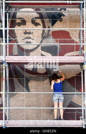 Dresde, Allemagne. 4e août 2016. Les étudiants travaillant sur la fresque "Der Weg der Roten Fahne' (lit. 'La voie du drapeau rouge) à la façade occidentale de l'Kulturpalast à Dresde, Allemagne, 4 août 2016. Depuis 2001, la murale compte comme un monument culturel. PHOTO : JENS KALAENE/dpa/Alamy Live News Banque D'Images