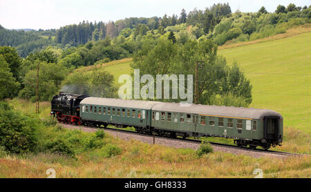 Blankenburg, Allemagne. Le 06 août, 2016. La locomotive à vapeur 'train' (Bergkoenigin 95 027 lt. Reine des Collines) voyager à Ruebeland, près de Blankenburg, Allemagne, 06 août 2016. Le voyage à vapeur prend l'un des plus beaux sentiers de la région. Photo : Peter Gercke/dpa/Alamy Live News Banque D'Images