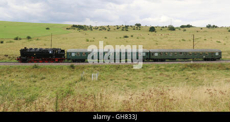 Magdeburg, Allemagne. Le 06 août, 2016. La locomotive à vapeur 'train' (Bergkoenigin 95 027 lt. Reine des Collines) qui se déplacent le long de l'Ruebeland railway près de Magdeburg, Allemagne, 06 août 2016. Le voyage à vapeur prend l'un des plus beaux sentiers de la région de Halberstadt à Ruebeland. Photo : Peter Gercke/dpa/Alamy Live News Banque D'Images