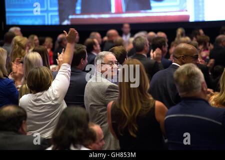 Detroit, USA. Le 08 août, 2016. Une foule énergique cheers comme candidat présidentiel républicain Donald Trump parle à l'Economic Club, le lundi, Août 8, 2016 dans Cobo Hall au centre-ville de Detroit. Photo : Elaine Cromie/DPA dpa : Crédit photo alliance/Alamy Live News Banque D'Images