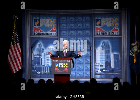 Detroit, USA. Le 08 août, 2016. Gouverneur de l'Indiana et candidate à la vice-présidence républicaine Mike Pence parle avant d'presidentail républicain candidat, Donald Trump, à l'Economic Club, le lundi 8 août, dans Cobo Hall, au centre-ville de Detroit, MI. Photo : Elaine Cromie/DPA dpa : Crédit photo alliance/Alamy Live News Banque D'Images