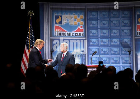 Detroit, USA. Le 08 août, 2016. Candidat présidentiel républicain, Donald Trump (L) est présenté par le gouverneur de l'Indiana et candidate à la vice-présidence républicaine Mike pence le lundi, le 8 août pour le Club économique à Cobo Hall au centre-ville de Detroit, MI. Photo : Elaine Cromie/DPA dpa : Crédit photo alliance/Alamy Live News Banque D'Images