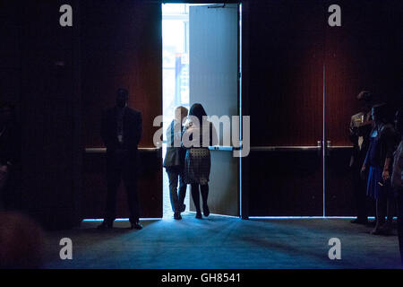 Detroit, USA. Le 08 août, 2016. Un manifestant a été escorté hors de l'Economic Club réunion où le candidat républicain Donald Trump a la parole le lundi 8 août, au Cobo Hall au centre-ville de Detroit. Photo : Elaine Cromie/DPA (zu stören dpa 'Frauen Trump bei rede' vom 08.08.2016) Crédit photo : dpa alliance/Alamy Live News Banque D'Images