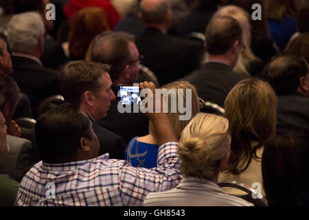 Detroit, USA. Le 08 août, 2016. Une foule énergique cheers comme candidat présidentiel républicain Donald Trump parle à l'Economic Club, le lundi, Août 8, 2016 dans Cobo Hall au centre-ville de Detroit. Photo : Elaine Cromie/DPA dpa : Crédit photo alliance/Alamy Live News Banque D'Images