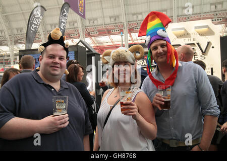 Londres, Royaume-Uni. 09Th Aug 2016. Olympia de Londres a ouvert ses portes la La Grande British Beer Festival, organisé par la campagne en faveur de la real ale (CAMRA) et offre aux visiteurs plus de 900 bières, cidres, perries (boisson alcoolisée à base de poires), de bières internationales ainsi que de la musique, de l'alimentation et des jeux traditionnels de pub/Quezada-Neiman Crédit : Paul Alamy Live News Banque D'Images