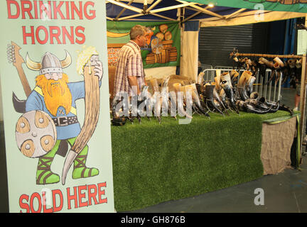 Londres, Royaume-Uni. 09Th Aug 2016. Olympia de Londres a ouvert ses portes la La Grande British Beer Festival, organisé par la campagne en faveur de la real ale (CAMRA) et offre aux visiteurs plus de 900 bières, cidres, perries (boisson alcoolisée à base de poires), de bières internationales ainsi que de la musique, de l'alimentation et des jeux traditionnels de pub/Quezada-Neiman Crédit : Paul Alamy Live News Banque D'Images