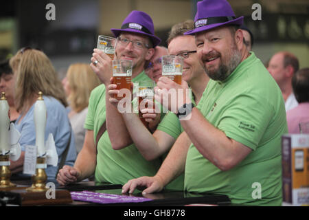 Londres, Royaume-Uni. 09Th Aug 2016. Olympia de Londres a ouvert ses portes la La Grande British Beer Festival, organisé par la campagne en faveur de la real ale (CAMRA) et offre aux visiteurs plus de 900 bières, cidres, perries (boisson alcoolisée à base de poires), de bières internationales ainsi que de la musique, de l'alimentation et des jeux traditionnels de pub/Quezada-Neiman Crédit : Paul Alamy Live News Banque D'Images