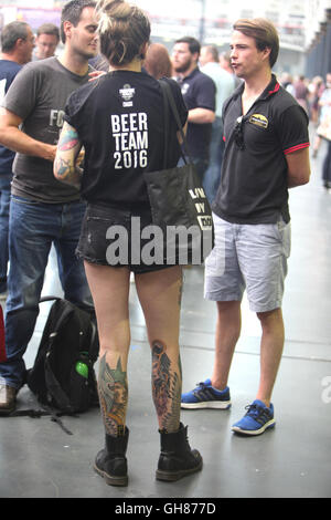 Londres, Royaume-Uni. 09Th Aug 2016. Olympia de Londres a ouvert ses portes la La Grande British Beer Festival, organisé par la campagne en faveur de la real ale (CAMRA) et offre aux visiteurs plus de 900 bières, cidres, perries (boisson alcoolisée à base de poires), de bières internationales ainsi que de la musique, de l'alimentation et des jeux traditionnels de pub/Quezada-Neiman Crédit : Paul Alamy Live News Banque D'Images