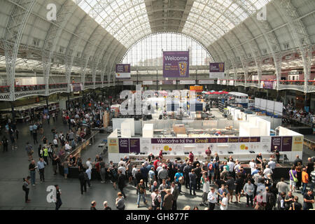 Londres, Royaume-Uni. 09Th Aug 2016. Olympia de Londres a ouvert ses portes la La Grande British Beer Festival, organisé par la campagne en faveur de la real ale (CAMRA) et offre aux visiteurs plus de 900 bières, cidres, perries (boisson alcoolisée à base de poires), de bières internationales ainsi que de la musique, de l'alimentation et des jeux traditionnels de pub/Quezada-Neiman Crédit : Paul Alamy Live News Banque D'Images