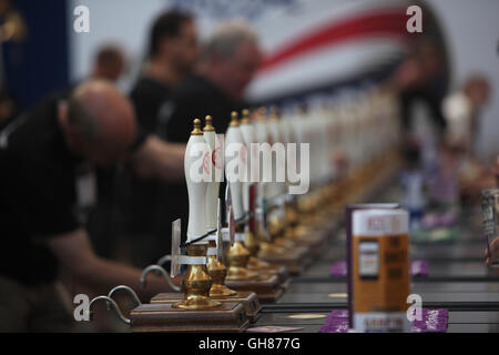 Londres, Royaume-Uni. 09Th Aug 2016. Olympia de Londres a ouvert ses portes la La Grande British Beer Festival, organisé par la campagne en faveur de la real ale (CAMRA) et offre aux visiteurs plus de 900 bières, cidres, perries (boisson alcoolisée à base de poires), de bières internationales ainsi que de la musique, de l'alimentation et des jeux traditionnels de pub/Quezada-Neiman Crédit : Paul Alamy Live News Banque D'Images