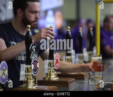 Londres, Royaume-Uni. 09Th Aug 2016. Olympia de Londres a ouvert ses portes la La Grande British Beer Festival, organisé par la campagne en faveur de la real ale (CAMRA) et offre aux visiteurs plus de 900 bières, cidres, perries (boisson alcoolisée à base de poires), de bières internationales ainsi que de la musique, de l'alimentation et des jeux traditionnels de pub/Quezada-Neiman Crédit : Paul Alamy Live News Banque D'Images