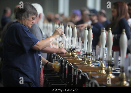 Londres, Royaume-Uni. 09Th Aug 2016. Olympia de Londres a ouvert ses portes la La Grande British Beer Festival, organisé par la campagne en faveur de la real ale (CAMRA) et offre aux visiteurs plus de 900 bières, cidres, perries (boisson alcoolisée à base de poires), de bières internationales ainsi que de la musique, de l'alimentation et des jeux traditionnels de pub/Quezada-Neiman Crédit : Paul Alamy Live News Banque D'Images