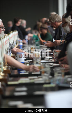 Londres, Royaume-Uni. 09Th Aug 2016. Olympia de Londres a ouvert ses portes la La Grande British Beer Festival, organisé par la campagne en faveur de la real ale (CAMRA) et offre aux visiteurs plus de 900 bières, cidres, perries (boisson alcoolisée à base de poires), de bières internationales ainsi que de la musique, de l'alimentation et des jeux traditionnels de pub/Quezada-Neiman Crédit : Paul Alamy Live News Banque D'Images