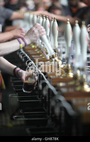 Londres, Royaume-Uni. 09Th Aug 2016. Olympia de Londres a ouvert ses portes la La Grande British Beer Festival, organisé par la campagne en faveur de la real ale (CAMRA) et offre aux visiteurs plus de 900 bières, cidres, perries (boisson alcoolisée à base de poires), de bières internationales ainsi que de la musique, de l'alimentation et des jeux traditionnels de pub/Quezada-Neiman Crédit : Paul Alamy Live News Banque D'Images