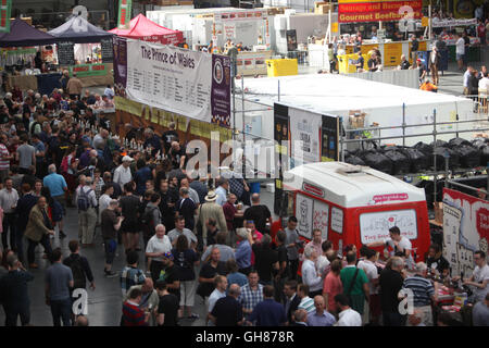 Londres, Royaume-Uni. 09Th Aug 2016. Olympia de Londres a ouvert ses portes la La Grande British Beer Festival, organisé par la campagne en faveur de la real ale (CAMRA) et offre aux visiteurs plus de 900 bières, cidres, perries (boisson alcoolisée à base de poires), de bières internationales ainsi que de la musique, de l'alimentation et des jeux traditionnels de pub/Quezada-Neiman Crédit : Paul Alamy Live News Banque D'Images