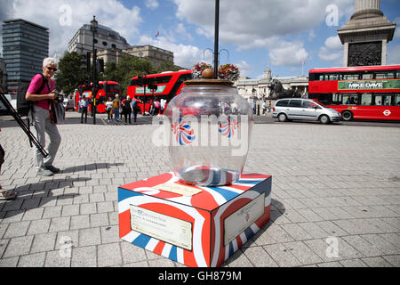 Trafalgar Square, Londres, Royaume-Uni. 9 Août, 2016. - Le Rêve BFG Sentier Jar à Trafalgar Square. Les rues de Londres sont transformés en pots de rêve géant magique pour célébrer le 100e anniversaire de Roald Dahl et Le BFG. film Credit : Dinendra Haria/Alamy Live News Banque D'Images