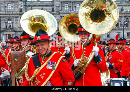 Glasgow, Royaume-Uni. 9 Août, 2016. Le deuxième jour de 'vie' de la tuyauterie les bandes du Royal Edinburgh Military Tattoo parade autour de George Square avant d'entrer dans la tuyauterie vivre arène pour un affichage spectaculaire. L'image est des membres de la New Zealand Army Band avec les Maoris distinctif mace ethniques. Credit : Findlay/Alamy Live News Banque D'Images
