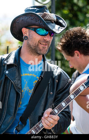 Festival de la semaine folklorique de Broadstairs. La liberté royale Morris homme jouer du banjo en portant chapeau noir, veste en cuir et des lunettes miroir. Et de l'anneau. En plein air, au soleil. Banque D'Images