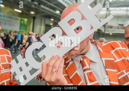 Londres, Royaume-Uni. 9 Août, 2016. Le Great British Beer Festival organisé par la campagne en faveur de la real ale (CAMRA) offre aux visiteurs plus de 900 bières, cidres, bières et perries à Olympie. Crédit : Guy Bell/Alamy Live News Banque D'Images