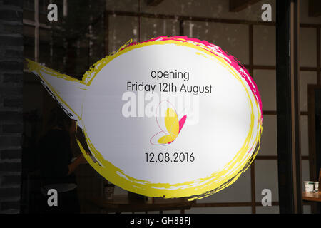 Victoria Street, London, UK. 9 Août, 2016. Affiches de fenêtre. Nouveau restaurant itsu en construction sur la rue Victoria, l'ouverture le 12 août 2016. Credit : Dinendra Haria/Alamy Live News Banque D'Images