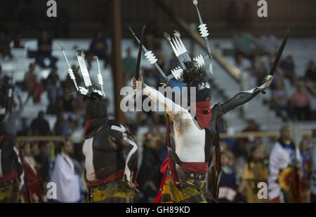 Anadarko, Oklahoma, USA. Nov 8, 2016. Danseurs de feu à l'assemblée annuelle de l'American Indian Expo à Anadarko, Oklahoma.L'American Indian annuel Expo met en valeur les arts, l'artisanat et les traditions des tribus indiennes des plaines 13. L'expo comprend les Apaches Chiricahua, communément connu sous le nom de Fort Sill Apache danseurs de feu. Ils effectuent les ''Dance de la Mountain Spirit'', qui a été transmis à la famille Gooday de générations d'ancêtres. La danse est dit de chasser la maladie et le mal et apporter la bonne fortune et la santé. © J Pat Carter/ZUMA/Alamy Fil Live News Banque D'Images