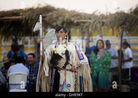 Anadarko, Oklahoma, USA. Nov 8, 2016. Danses d'une femme à l'assemblée annuelle de l'American Indian Expo à Anadarko, Oklahoma.L'American Indian annuel Expo met en valeur les arts, l'artisanat et les traditions des tribus indiennes des plaines 13. L'expo comprend les Apaches Chiricahua, communément connu sous le nom de Fort Sill Apache danseurs de feu. Ils effectuent les ''Dance de la Mountain Spirit'', qui a été transmis à la famille Gooday de générations d'ancêtres. La danse est dit de chasser la maladie et le mal et apporter la bonne fortune et la santé. © J Pat Carter/ZUMA/Alamy Fil Live News Banque D'Images