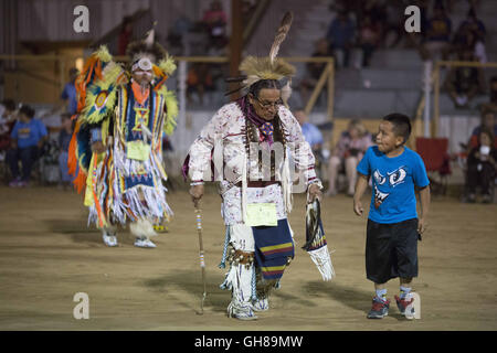 Anadarko, Oklahoma, USA. Nov 8, 2016. à l'assemblée annuelle de l'American Indian Expo à Anadarko, Oklahoma.L'American Indian annuel Expo met en valeur les arts, l'artisanat et les traditions des tribus indiennes des plaines 13. L'expo comprend les Apaches Chiricahua, communément connu sous le nom de Fort Sill Apache danseurs de feu. Ils effectuent les ''Dance de la Mountain Spirit'', qui a été transmis à la famille Gooday de générations d'ancêtres. La danse est dit de chasser la maladie et le mal et apporter la bonne fortune et la santé. © J Pat Carter/ZUMA/Alamy Fil Live News Banque D'Images